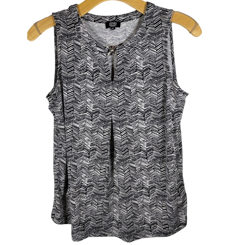 JONES NEW YORK SIGNATURE Notch Neck with Clasp, Single Pleat Front Drop Hem Tank